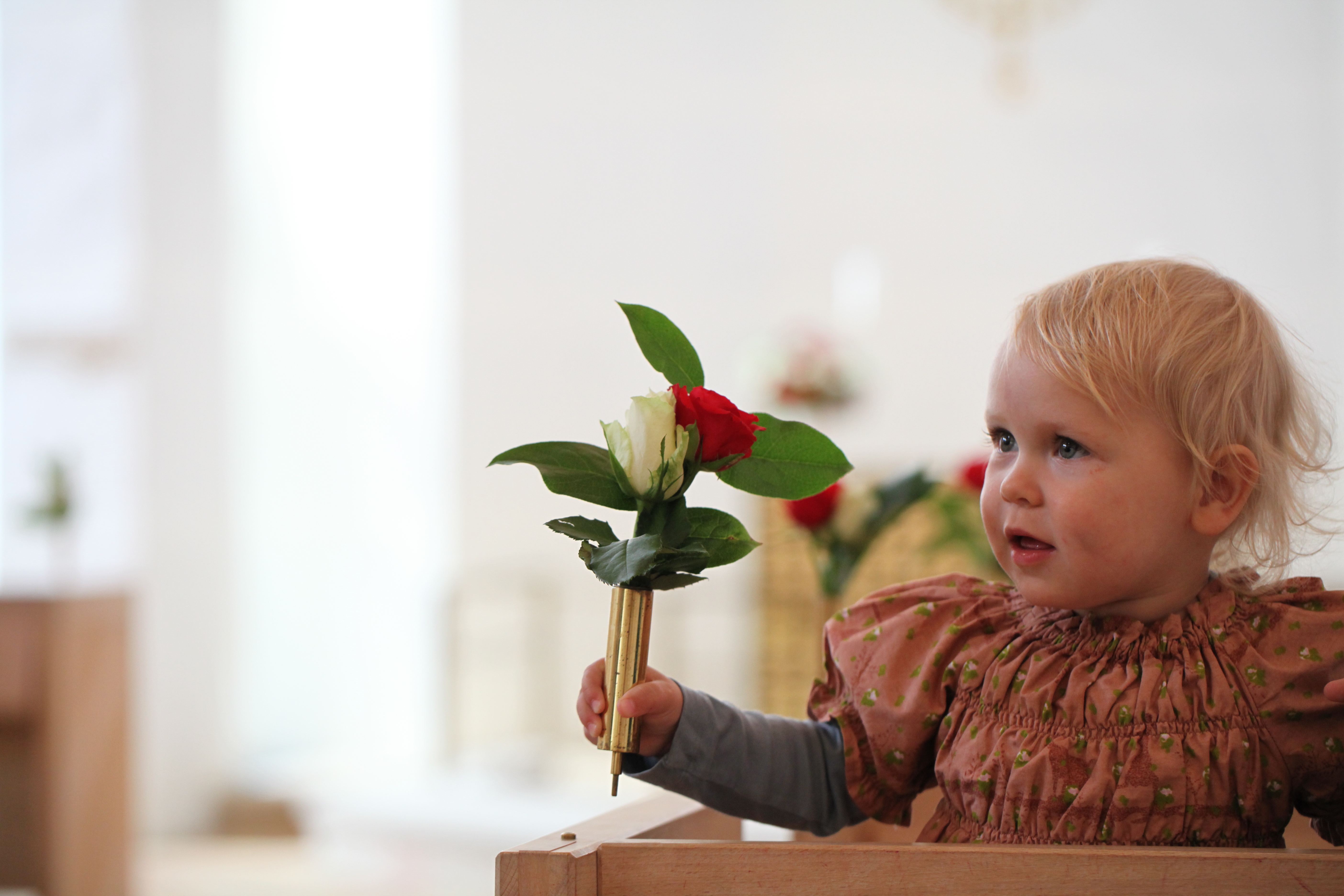 En lille pige i en kirke